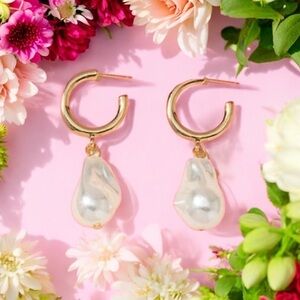 18k Gold Tone Faux pearl earrings​​​​​​​​​​​​​​​​​​​​​ ✨​​​​​